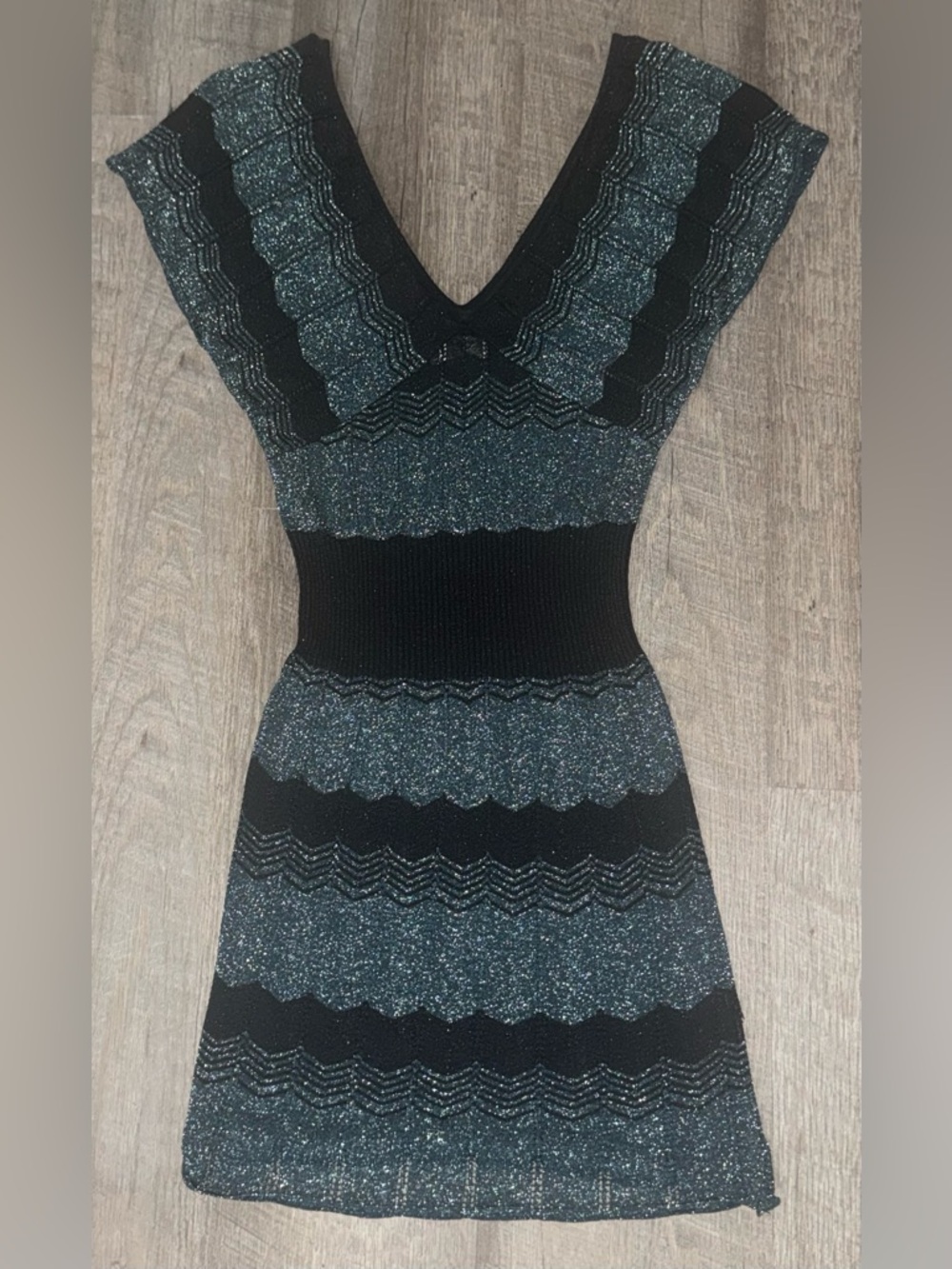Orsay shimmery black and green Mini Dress with open back and V-Neckline, XS/S